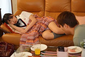 Chàng trai trộm nhìn quần lót em người yêu cô bạn gái đang ngủ thì bị phát hiện